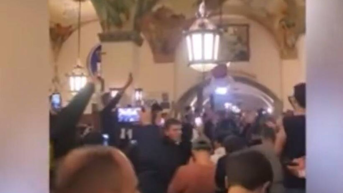Los ultras de la Lazio profieren cánticos fascistas a Mussolini en la cervecería de Hitler
