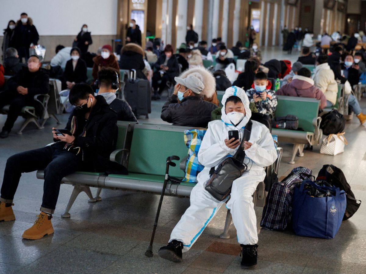Foto: Una persona con traje de protección en la estación de Pekín. (Reuters/T. Peter)