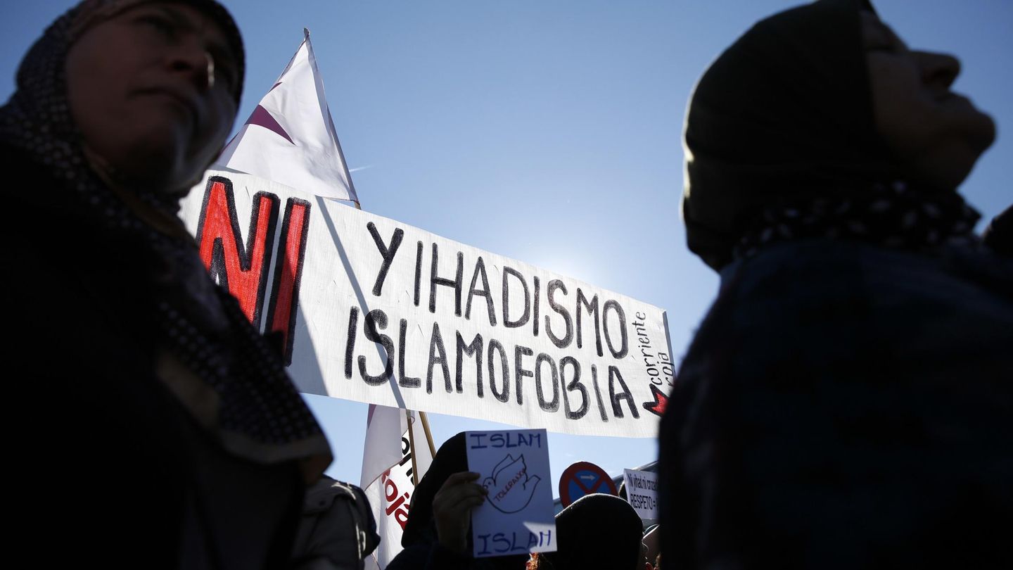 Musulmanas se manifiestan en Atocha (Madrid) en contra del yihadismo y la islamofobia. (Reuters)