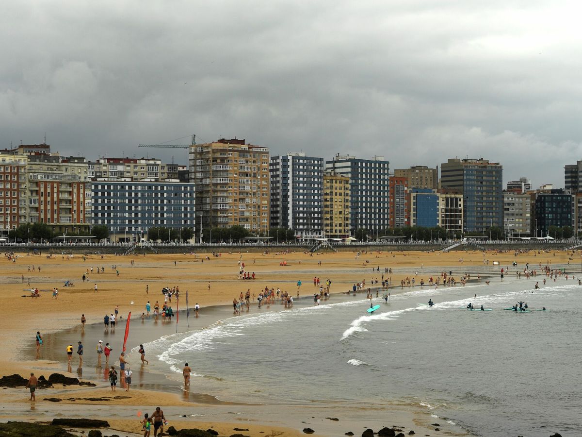 Foto: Playa de San Lorenzo de Gijón (EFE Eloy Alonso)