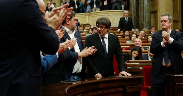 Foto: El presidente de la Generalitat, Carles Puigdemont, recibe el aplauso de su grupo parlamentario. (Reuters)