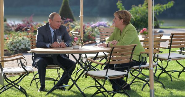 Foto: El presidente ruso Vladimir Putin junto a la canciller alemana Angela Merkel. (EFE)