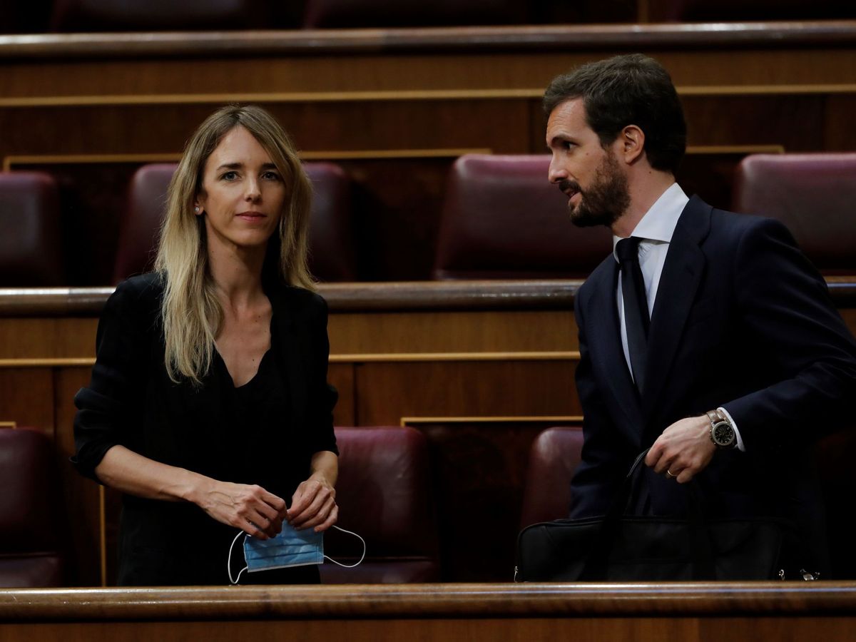Foto: El líder del PP, Pablo Casado (d), y la portavoz parlamentaria popular, Cayetana Álvarez de Toledo, en el Congreso. (EFE)