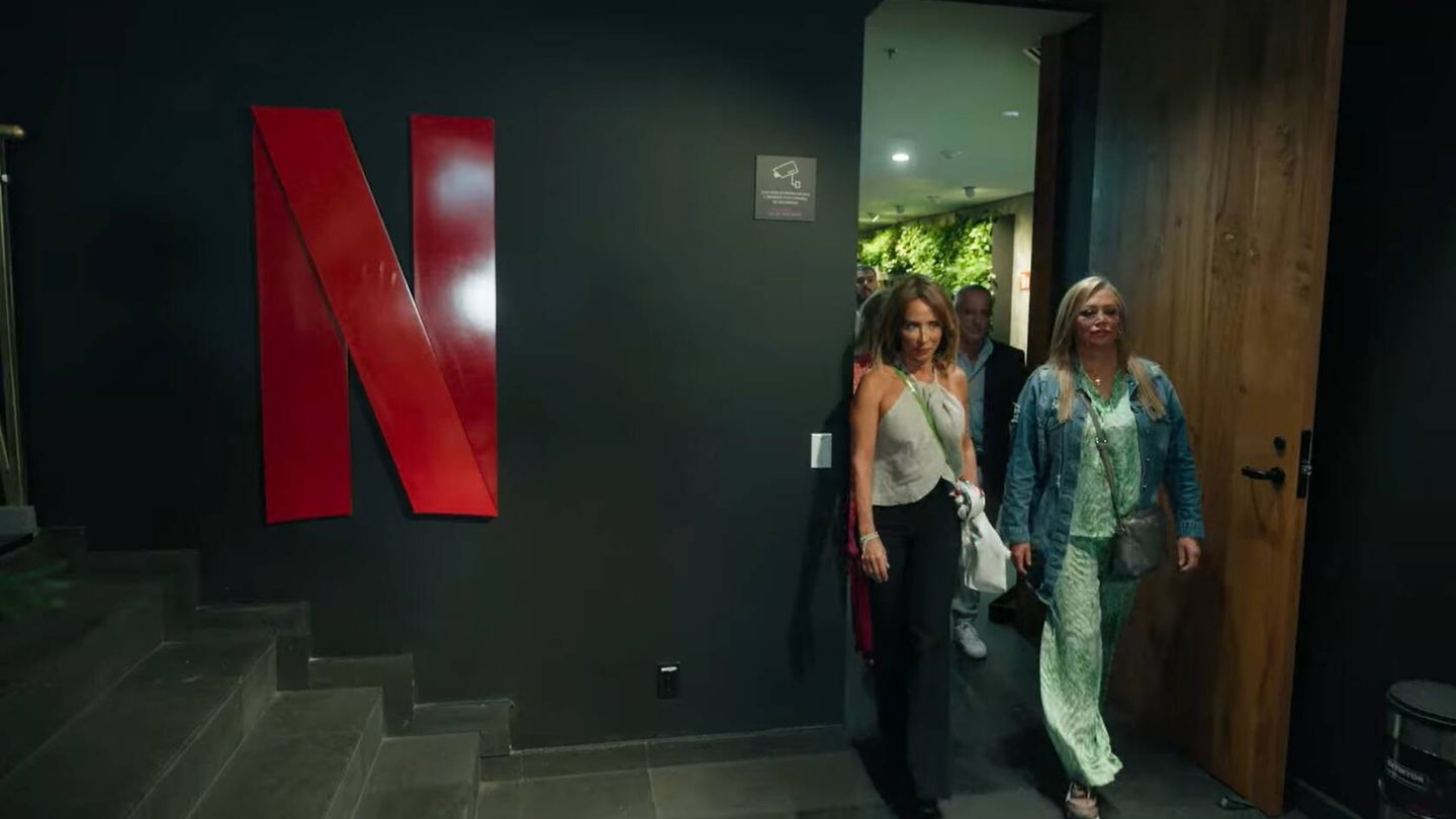 Colaboradores de 'Sálvese quien pueda', en una de las sedes de Netflix.