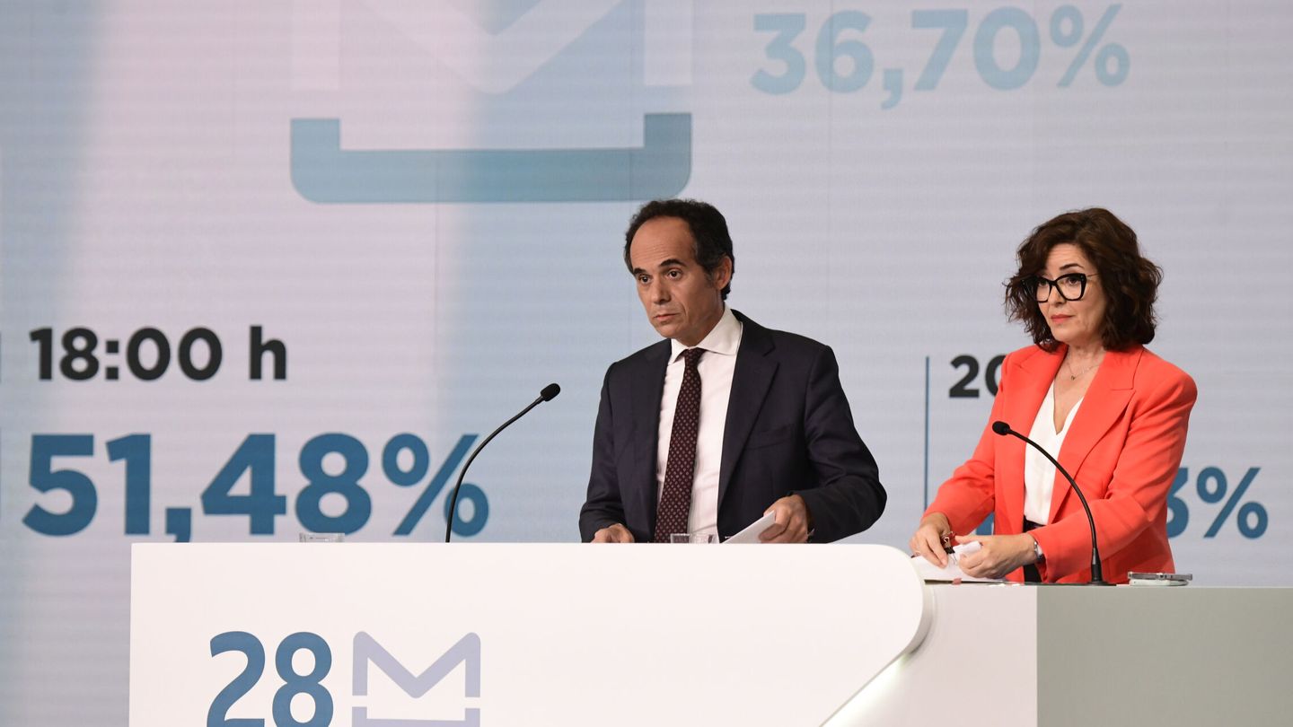 La subsecretaria del Interior, Isabel Goicoechea, y el secretario de Estado de Comunicación, Francès Vallèsse, en rueda de prensa. (EFE/Víctor Lerena)