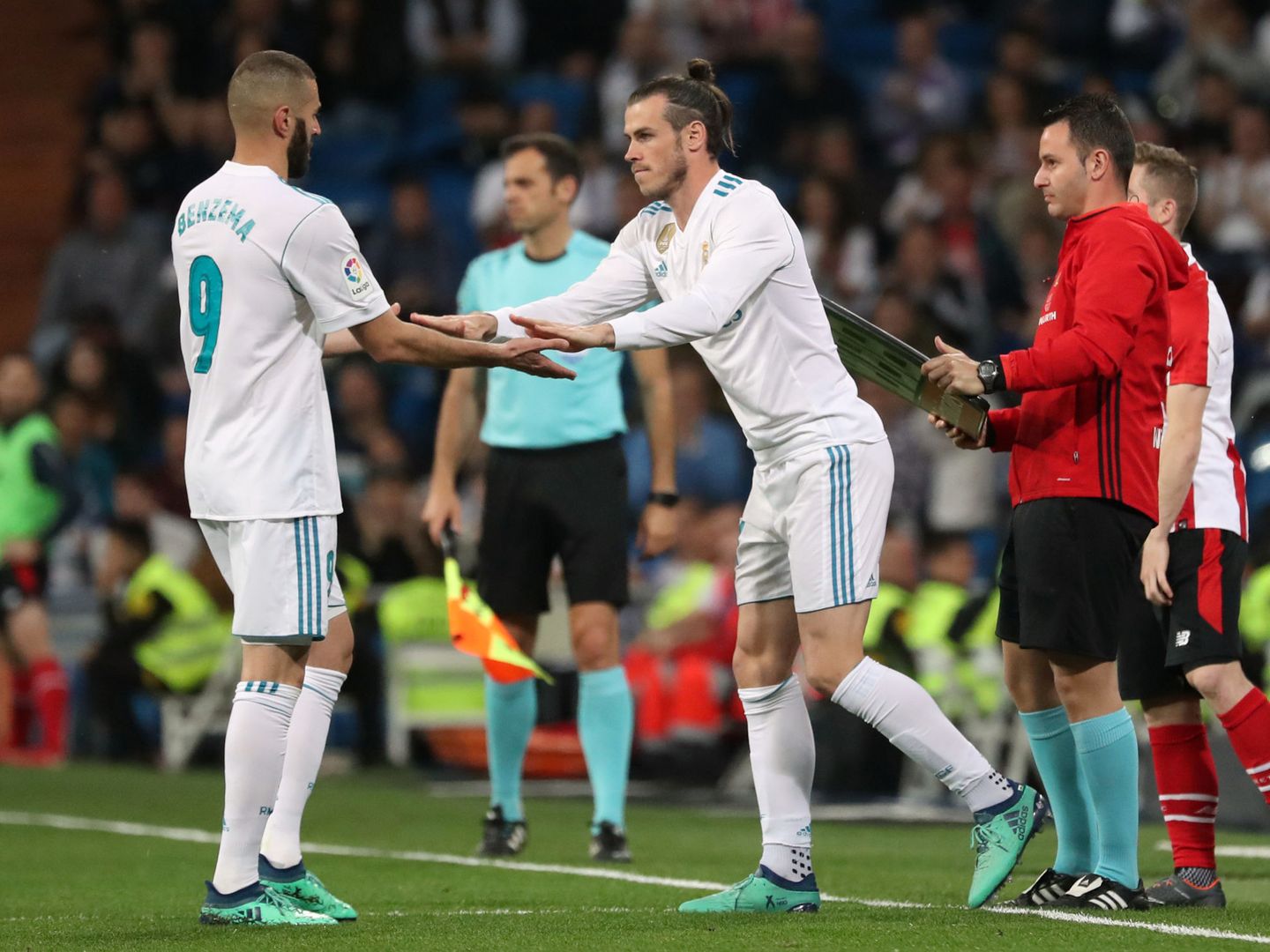 Benzema, que se fue sin marcar ante el Athletic, es sustituido por Bale. (EFE)