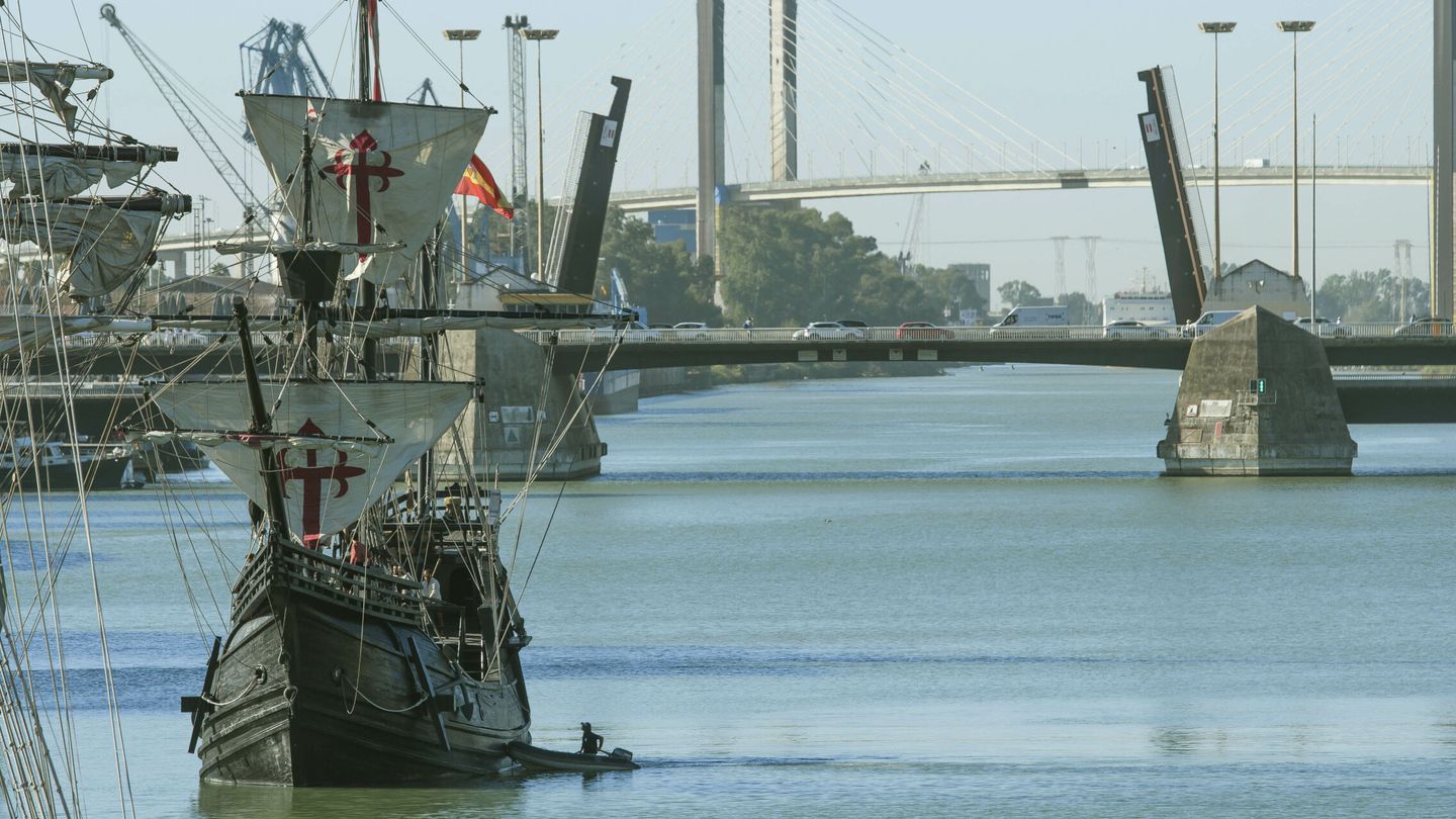 La réplica de la Nao Victoria navega hacia el Muelle de las Delicias del río Guadalquivir en Sevilla por los actos de conmemoración de los 500 años de la primera vuelta al mundo. (EFE/Raúl Caro)