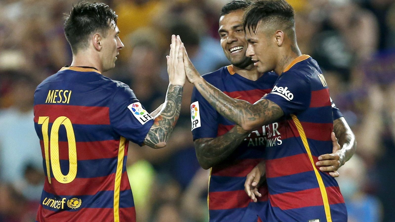 Foto: Leo Messi, Dani Alves y Neymar celebrando el primero gol (Efe)