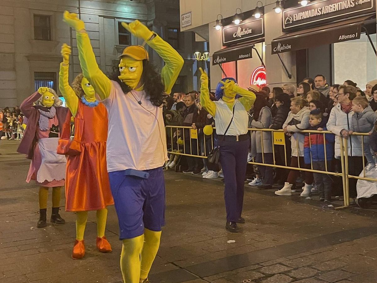 Foto: Estas personas se disfrazaron de personajes de 'Los Simpson' en el carnaval de Zaragoza (Twitter/@Paulastlb)
