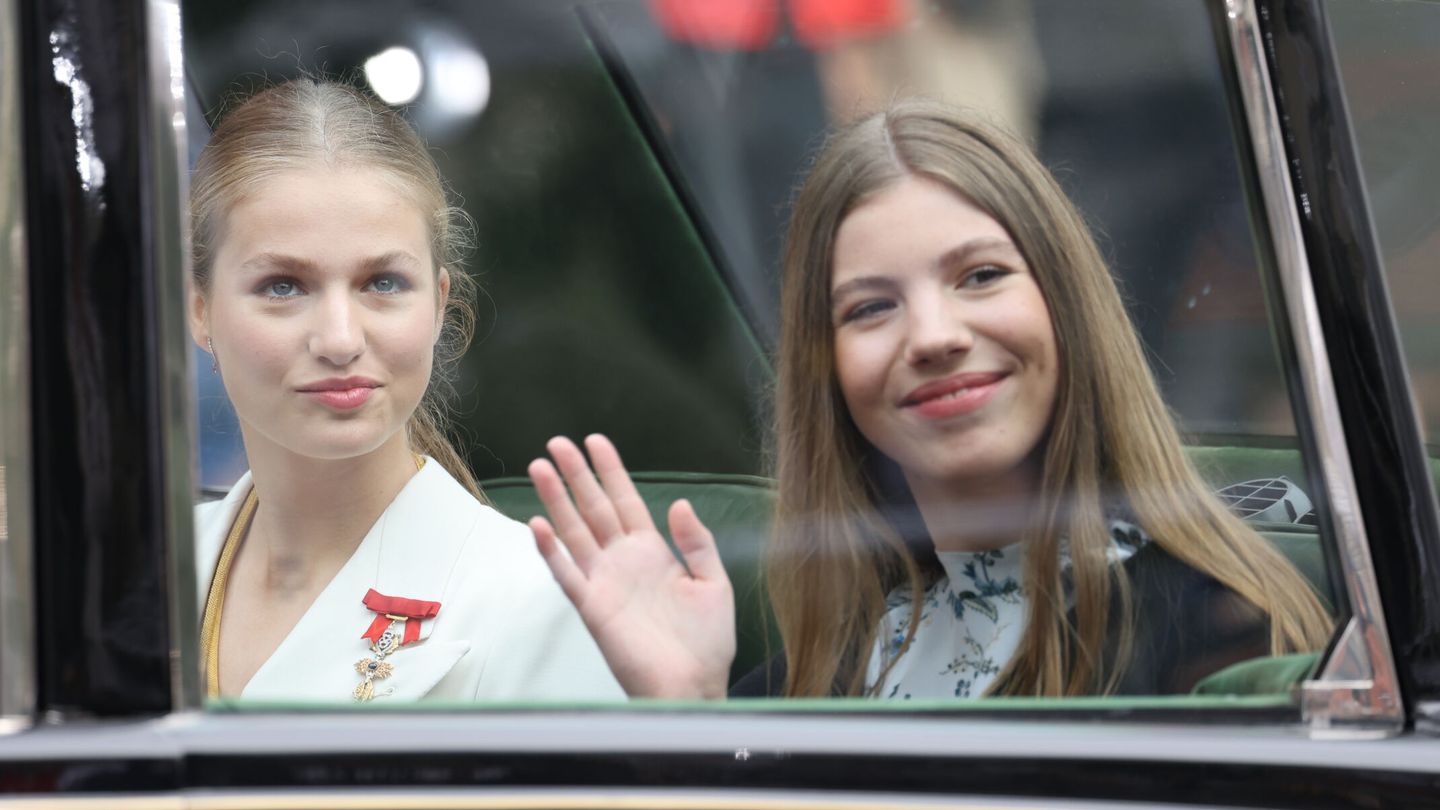 La princesa Leonor y su hermana, la infanta Sofía, de camino al Palacio Real. (Europa Press)