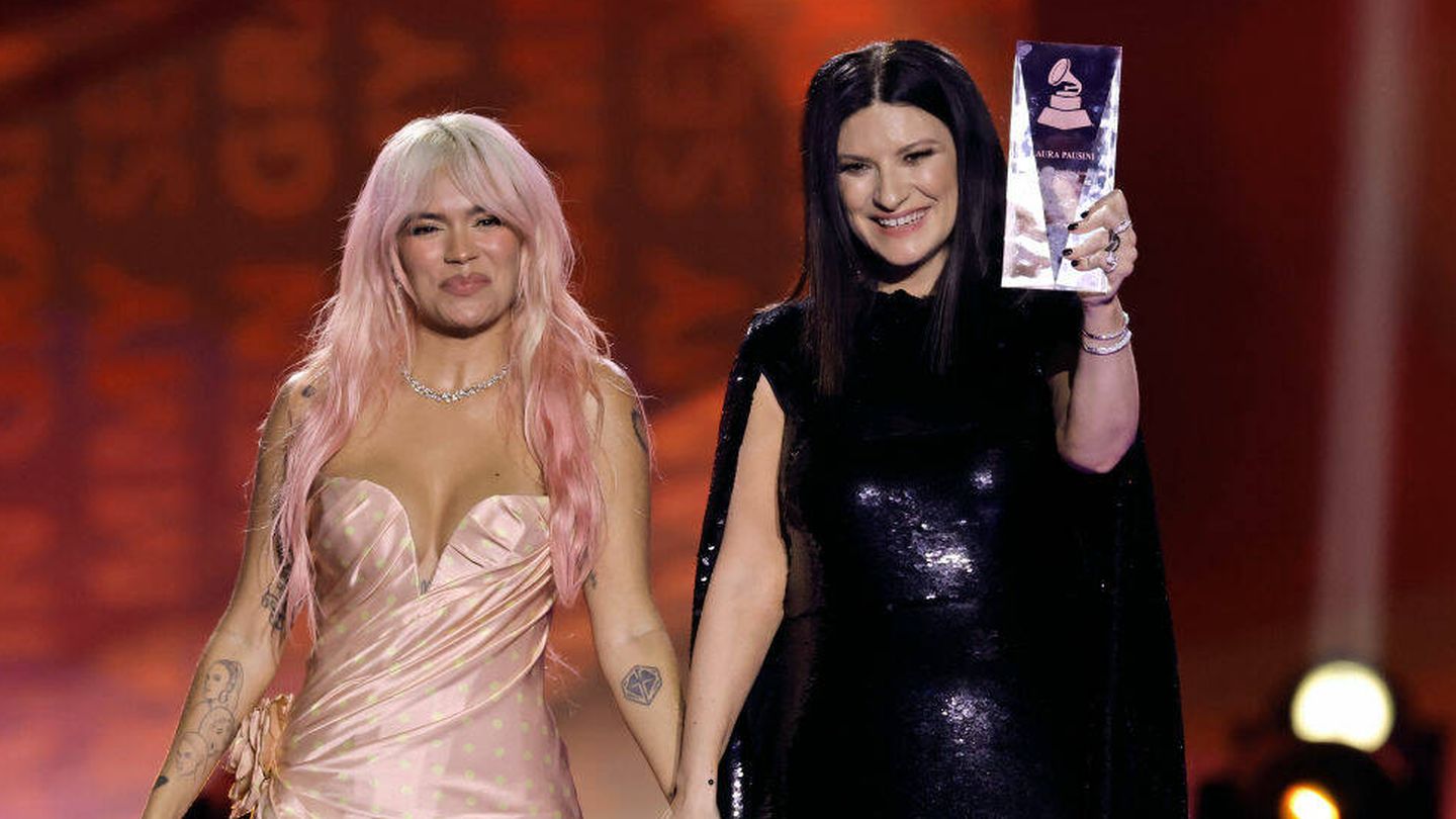 Karol G y Laura Pausini en la gala de los Latin Grammy 2023. (Getty Images)