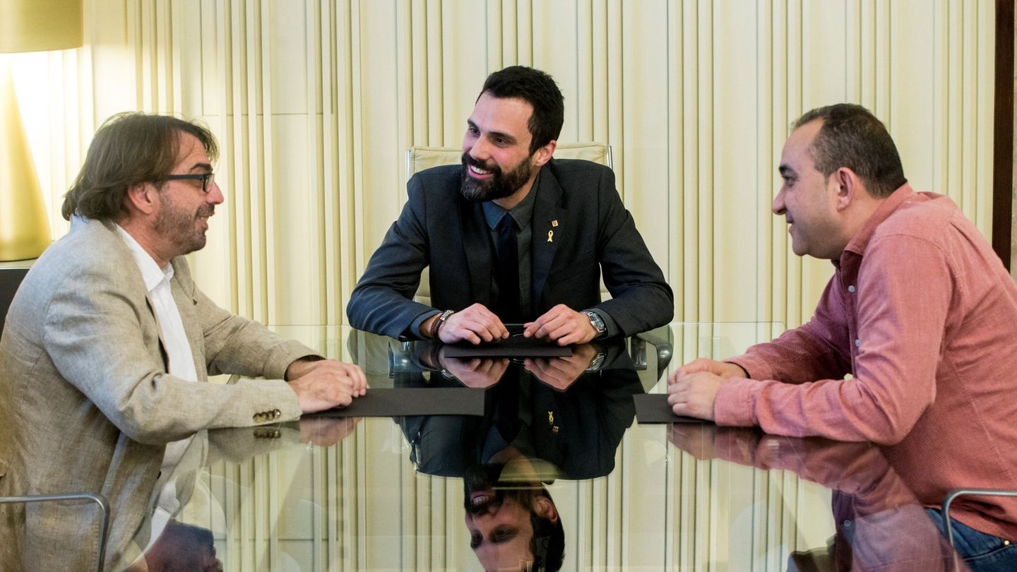 Roger Torrent (c), con los secretarios generales en Cataluña de CCOO, Javier Pacheco (d), y de UGT, Camil Ros (i). (EFE)
