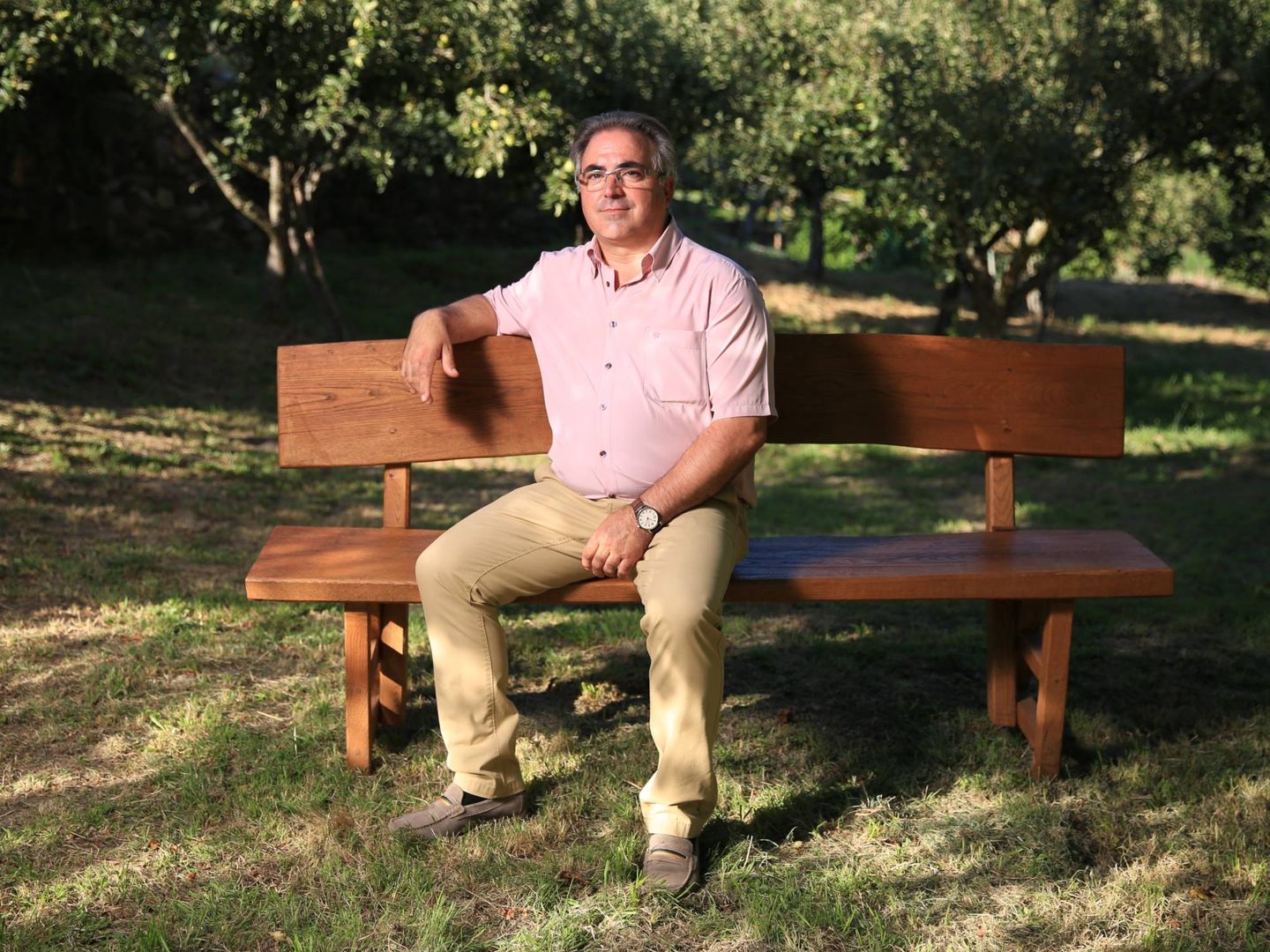 Ricardo Vila posa en un banco del pueblo. (EC)