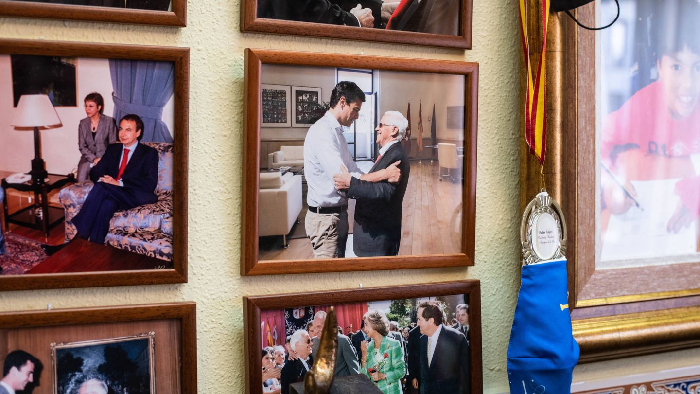 Fotografías que guarda el padre Ángel en su despacho. (C. C.)