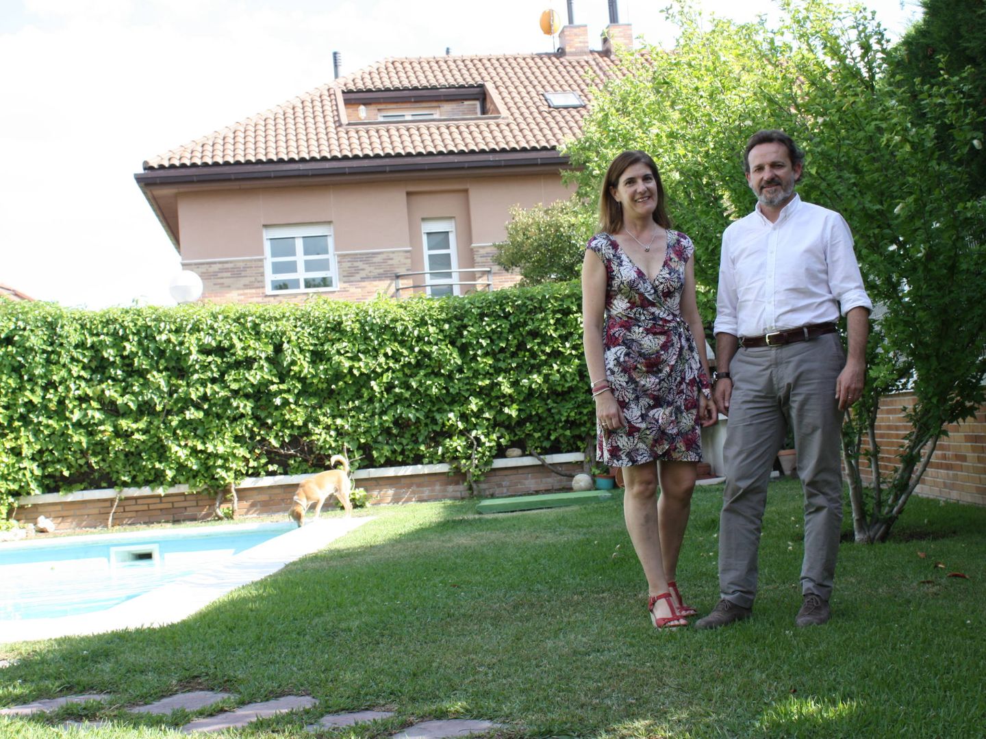 Raúl y Sonia viven en un chalé de tres plantas con piscina. (M. Z.)