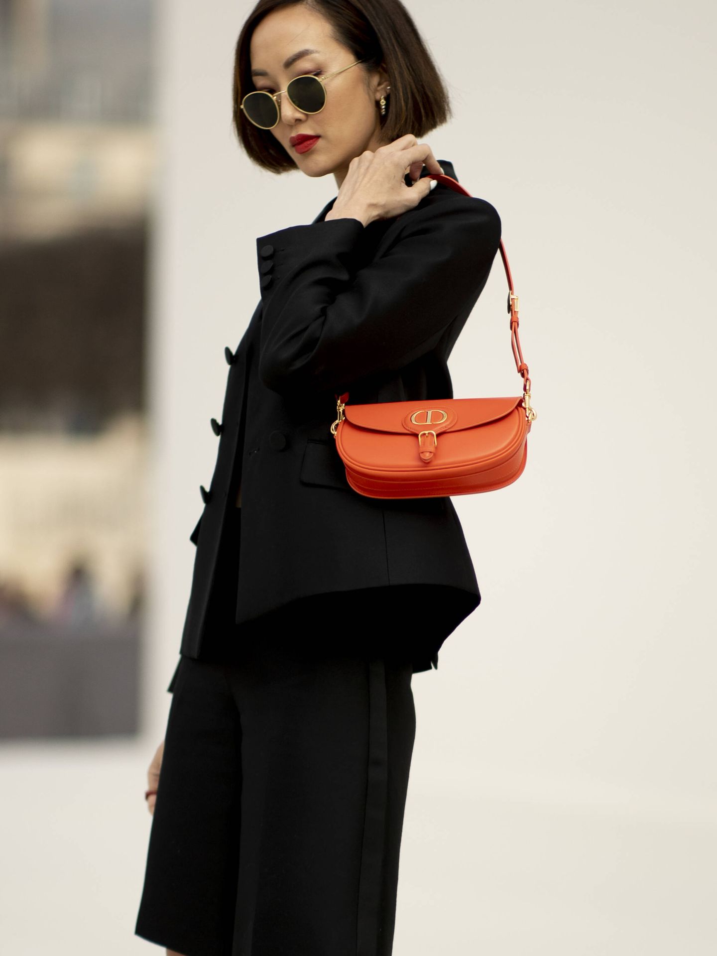 Una editora, con un bolso naranja de Dior. (Imaxtree)