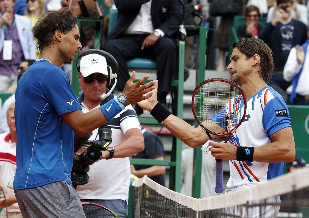 Foto: Nadal saluda a Ferrer tras perder una imbatibilidad de una década (Reuters).
