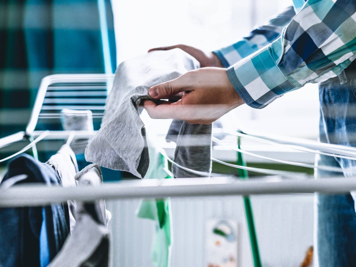 Foto: Los mejores trucos para secar la ropa dentro de casa mucho más rápido (Fuente: iStock)