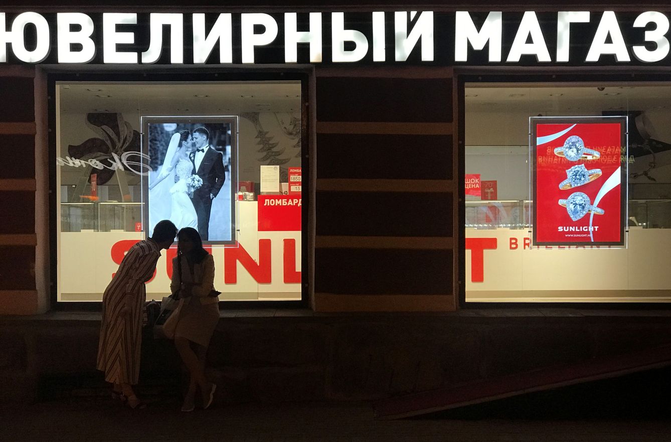 Dos mujeres hablan en el exterior de una tienda en Moscú, en julio de 2018. (Reuters)