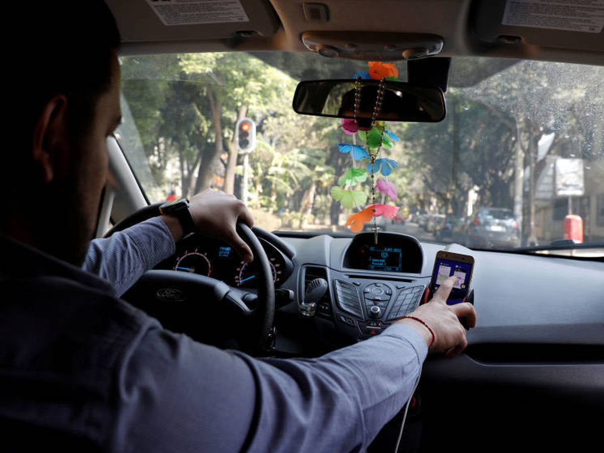 Foto: Seis puntos por conducir con el teléfono y a 30 km/h en las calles de las ciudades. (Reuters)