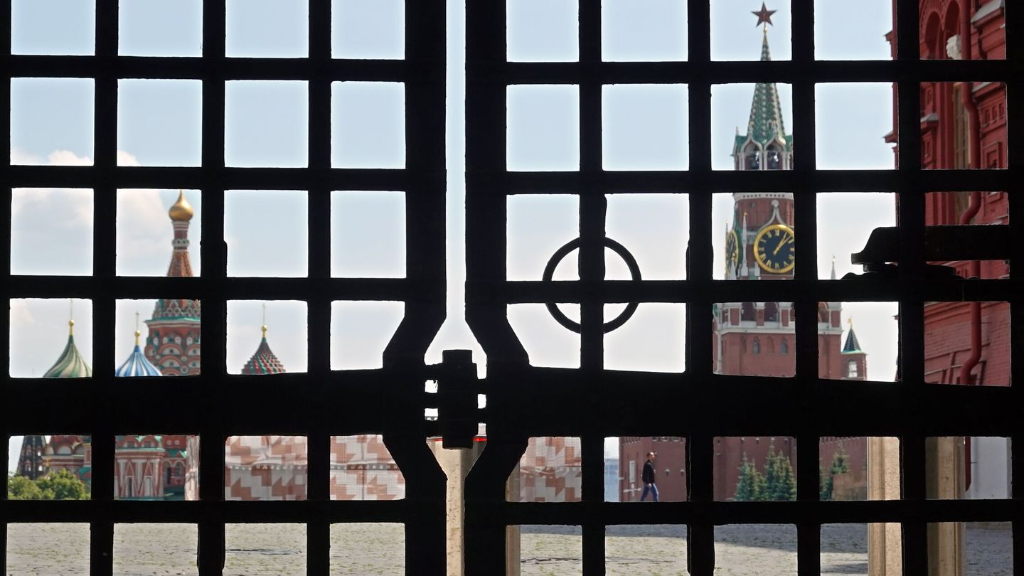 Moscow (Russian Federation), 25 06 2023.- A person (C-R, rear), seen through a gate, walks in the blocked Red Square in Moscow, Russia, 25 June 2023. Moscow's Red Square remained closed on the day after security in the city was tightened. On 24 June, counter-terrorism measures were enforced in Moscow and other Russian regions after private military company (PMC) Wagner Group's chief claimed that his troops had occupied the building of the headquarters of the Southern Military District in Rostov-on-Don, demanding a meeting with Russia's defense chiefs. Belarusian President Lukashenko, a close ally of Putin, negotiated a deal with Wagner chief Prigozhin to stop the movement of the group's fighters across Russia, the press service of the President of Belarus reported. The negotiations were said to have lasted for the entire day. Prigozhin announced that Wagner fighters were turning their columns around and going back in the other direction, returning to their field camps. (Terrorismo, Bielorrusia, Rusia, Moscú) EFE EPA MAXIM SHIPENKOV 