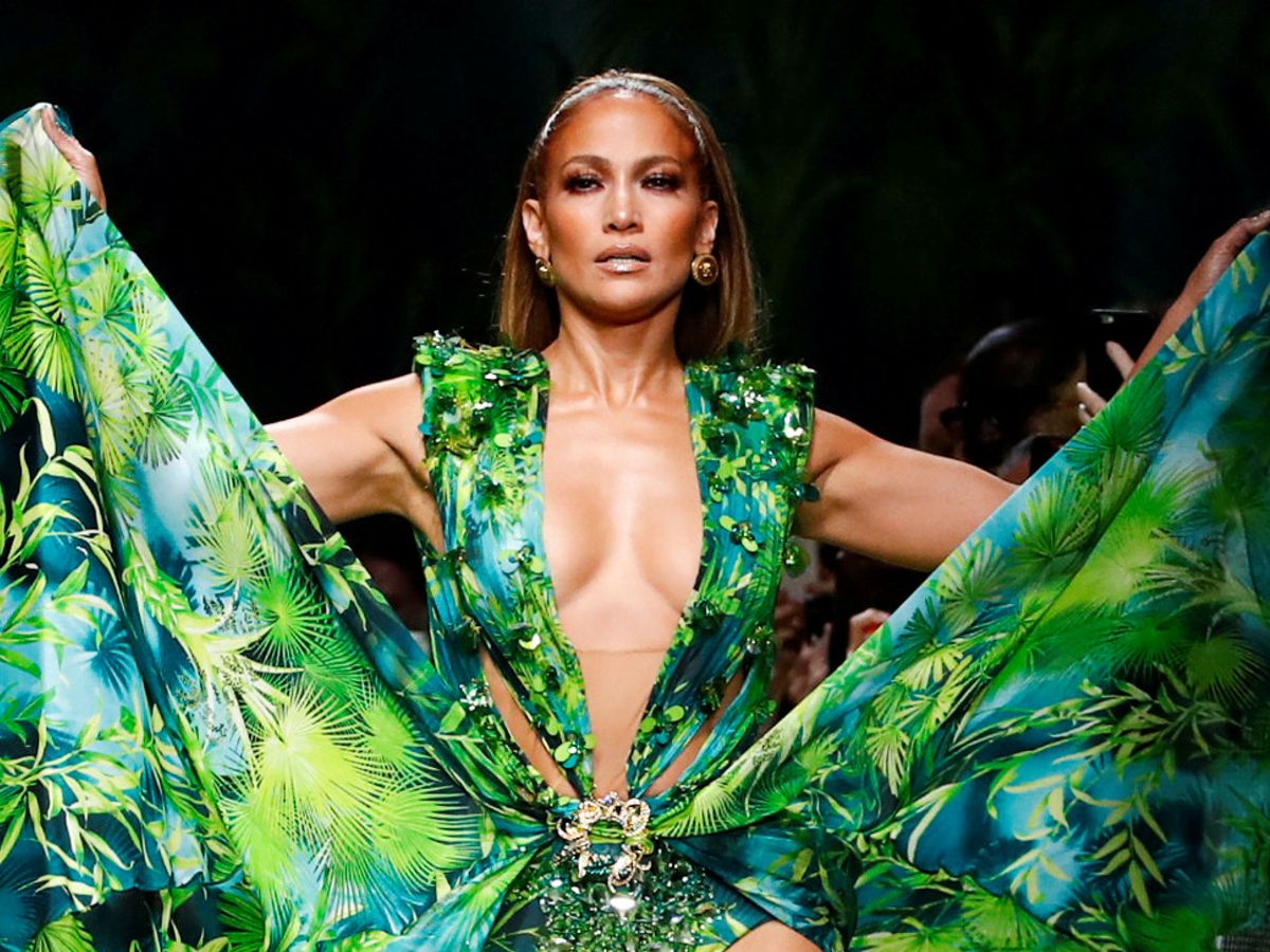 Foto: Jennifer Lopez volvió a causar sensación con su icónico 'jungle dress' en el desfile de Versace primavera-verano 2020 en Milán. (Reuters)