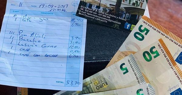 Foto: La cuenta y el dinero que los comensales dejaron en el plato (Foto: Facebook)