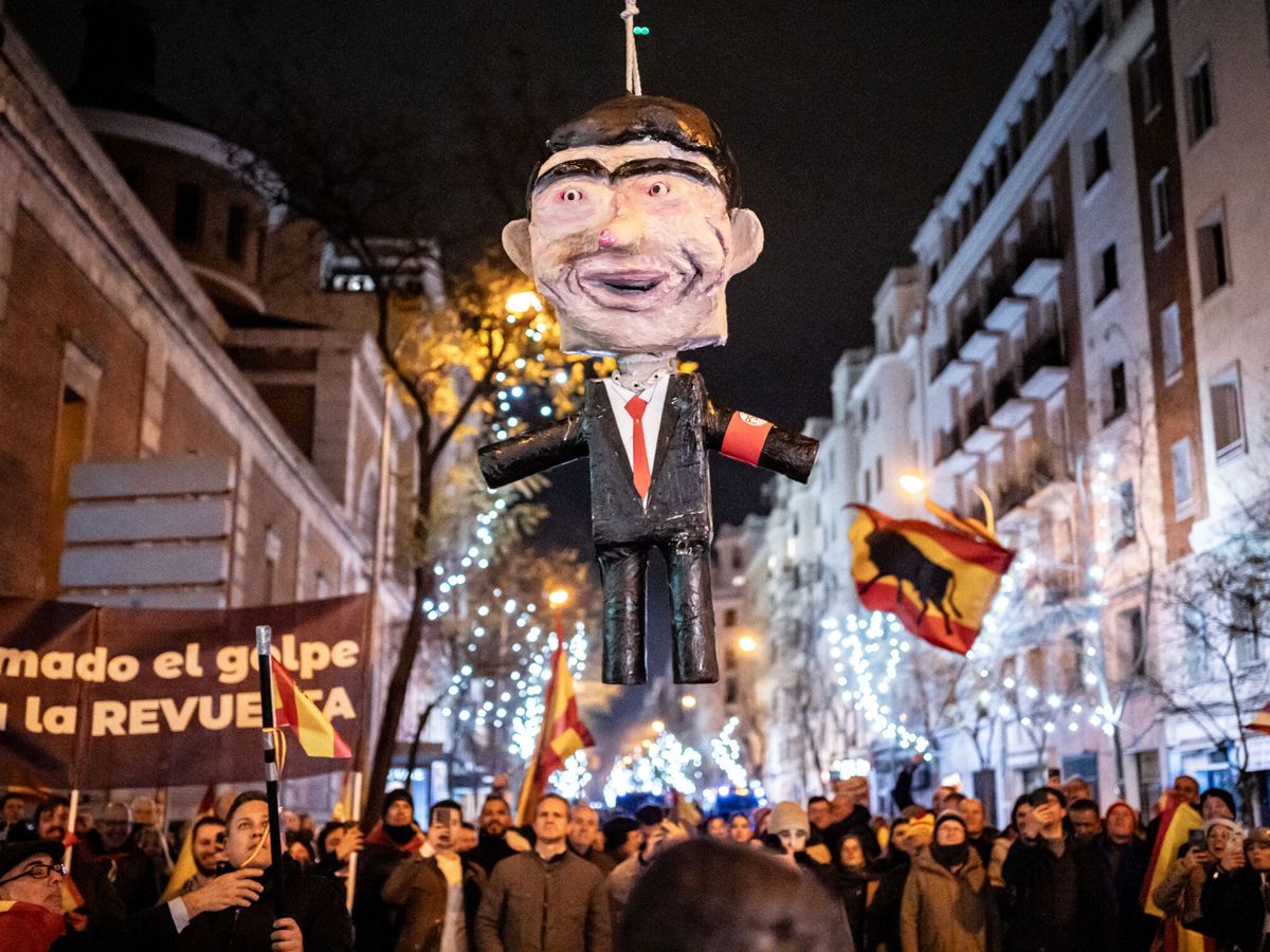 Foto: Imagen del muñeco apaleado y colgado de un semáforo en los alrededores de la calle Ferraz. (Europa Press/Diego Radamés)