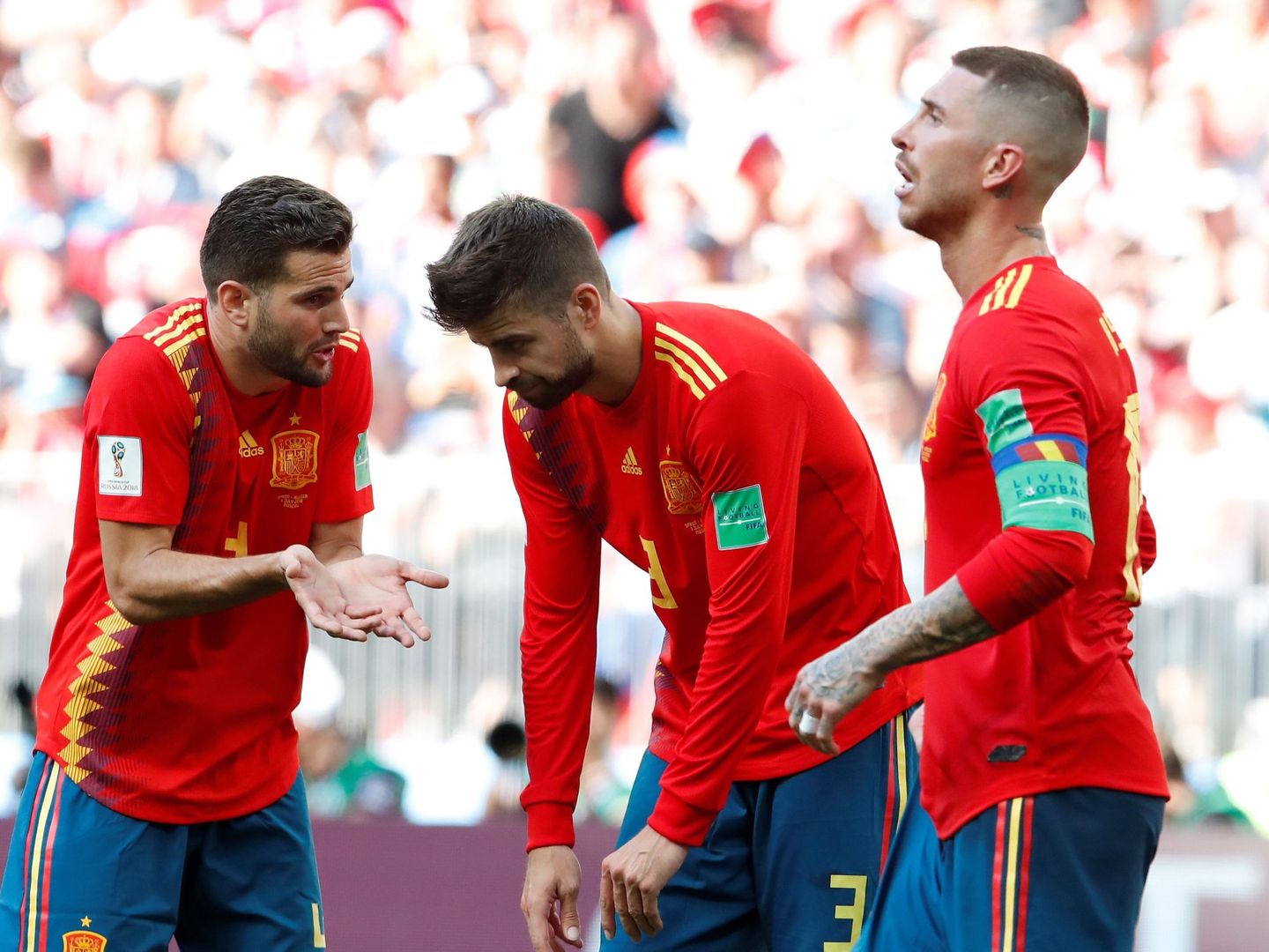 Nacho, Piqué y Ramos, durante el partido de octavos contra Rusia. (EFE)
