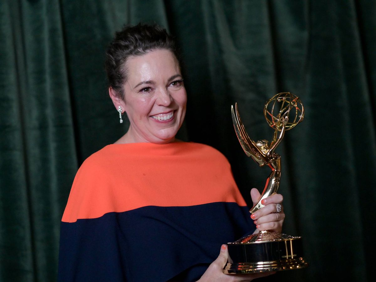 Foto: Olivia Colman, con su Emmy por 'The Crown'. (Getty/Gareth Cattermole)