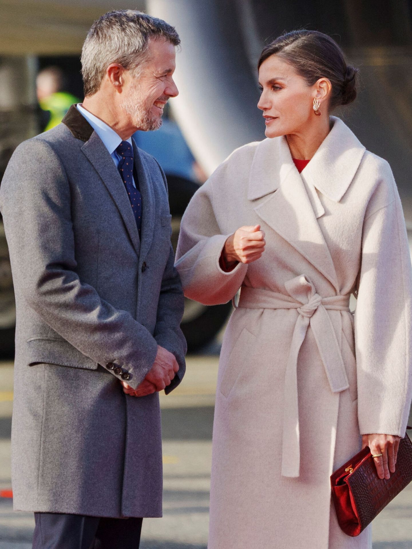 La reina Letizia conversa con el príncipe Federico. (Reuters)