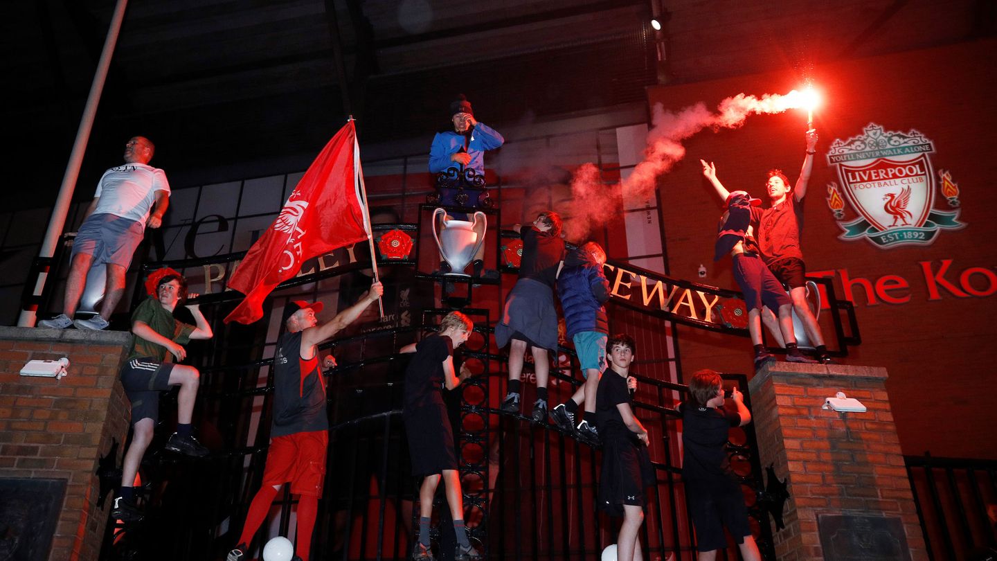 Las celebraciones, a las puertas de Anfield (Reuters)