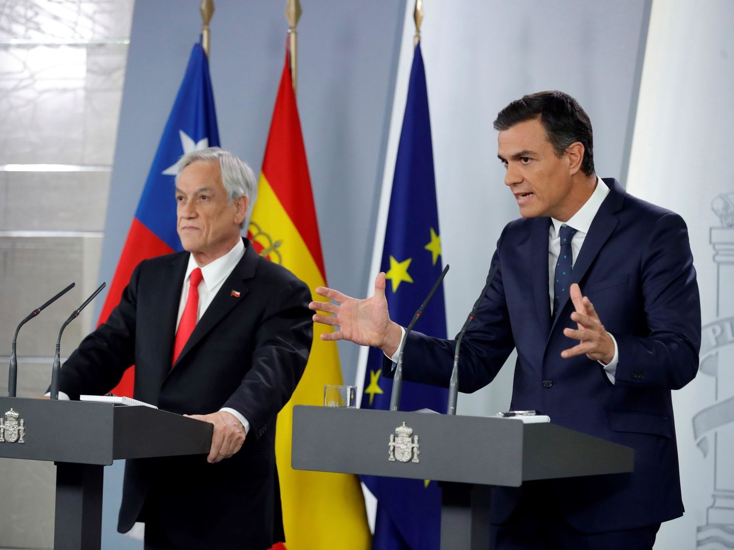 El presidente del Gobierno español, Pedro Sánchez (d) y el presidente de Chile, Sebastián Piñera, en Moncloa. (EFE)