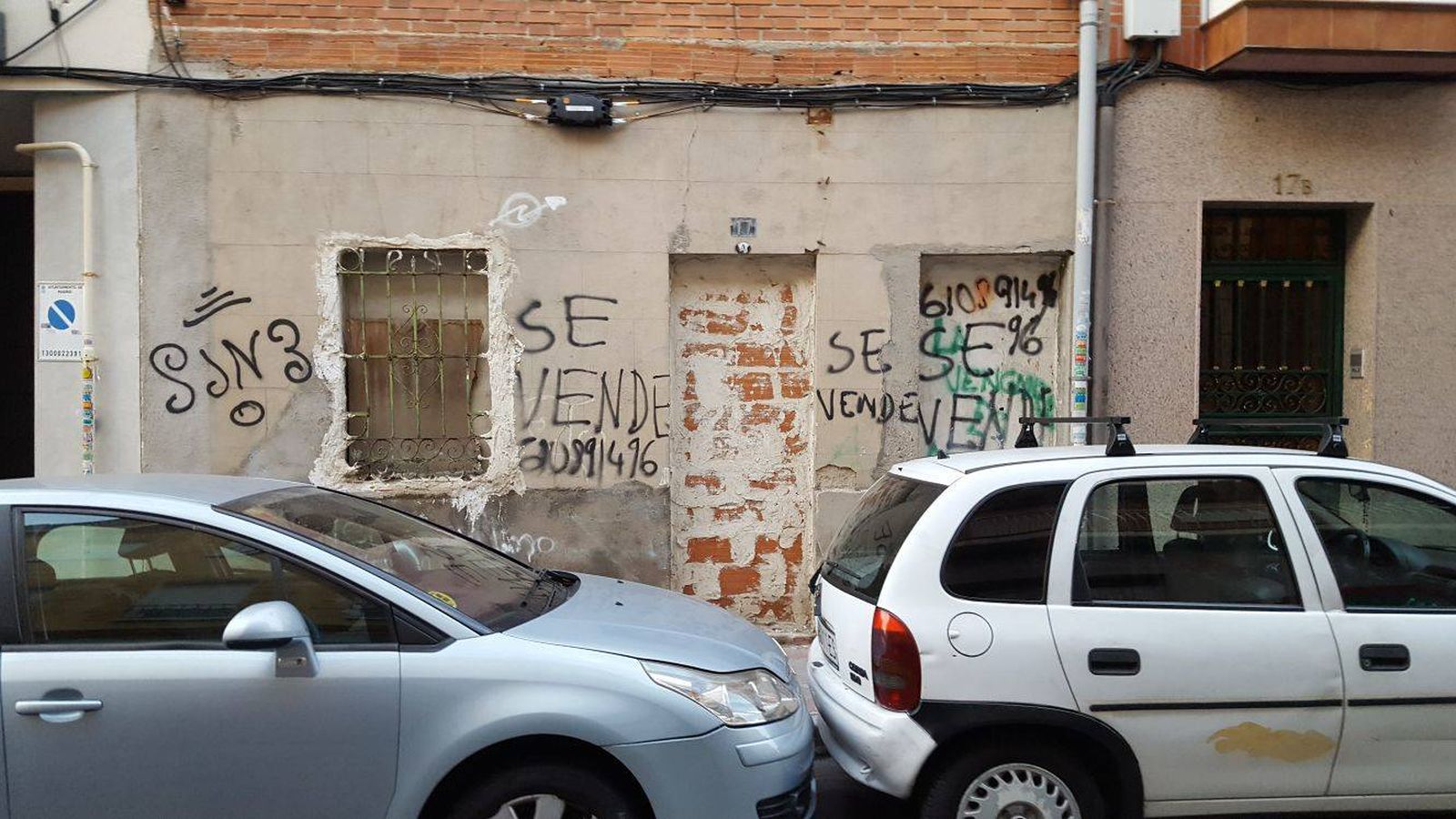 Foto: Uno de los 'narcopisos', en la calle Hachero, tapiado por los vecinos. (A.P.)