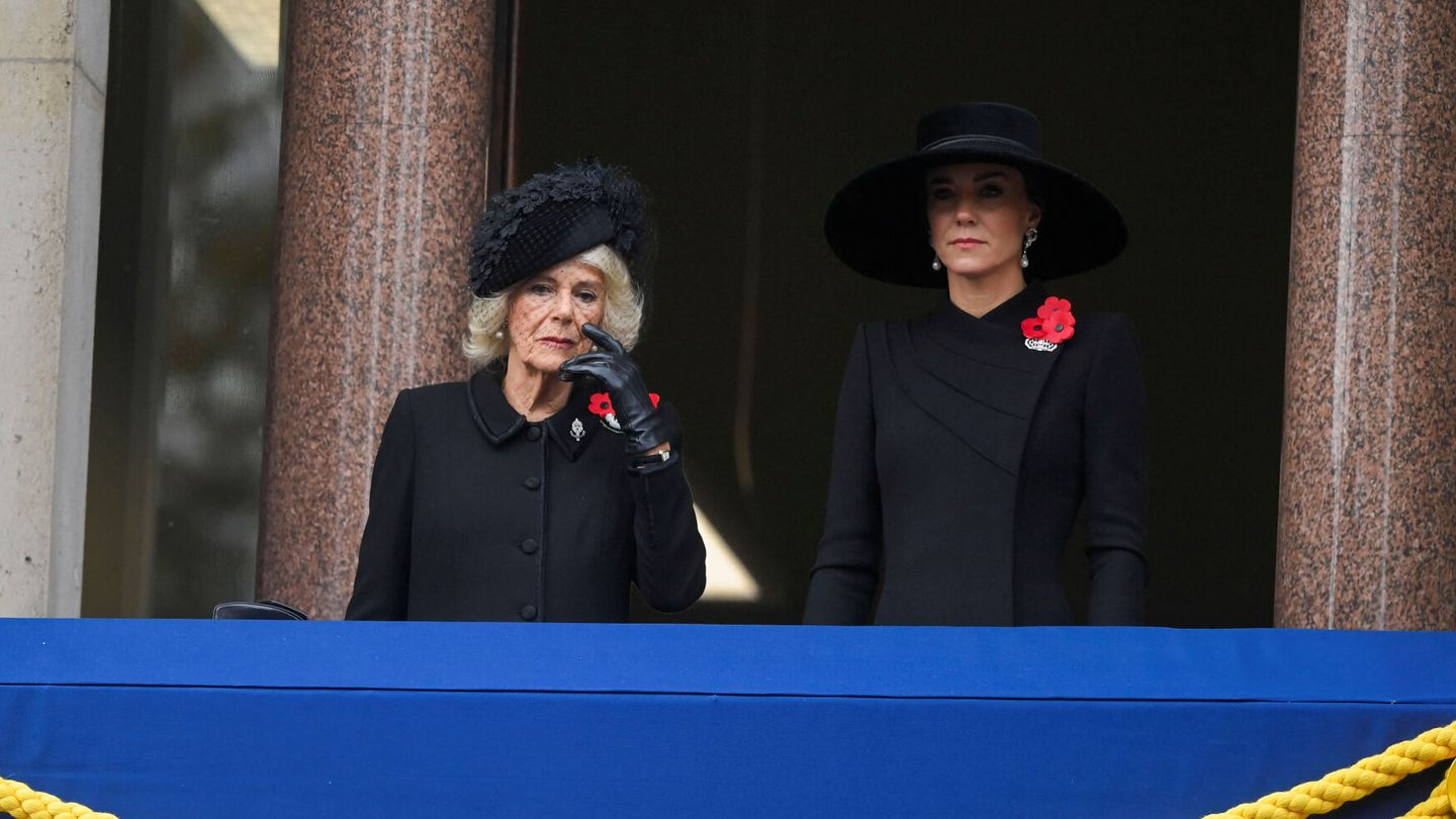 La reina consorte, Camila, y la princesa de Gales, Kate Middleton, en el Domingo del Recuerdo. (Reuters/Toby Melville)