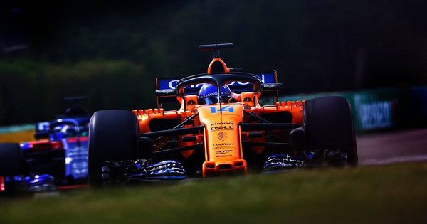 Foto: Alonso, en una primera jornada del GP de Hungría extremadamente calurosa. (McLaren) 