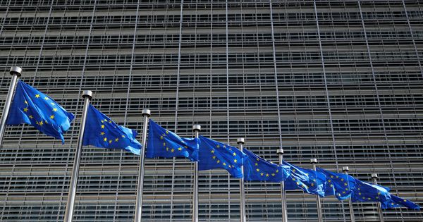 Foto: Banderas europeas frente a la sede del Ejecutivo comunitario en Bruselas. (Reuters)