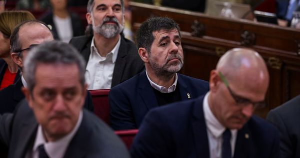 Foto: El expresidente de la Asamblea Nacional Catalana (ANC) Jordi Sánchez, junto al resto de líderes independentistas acusados. (EFE)