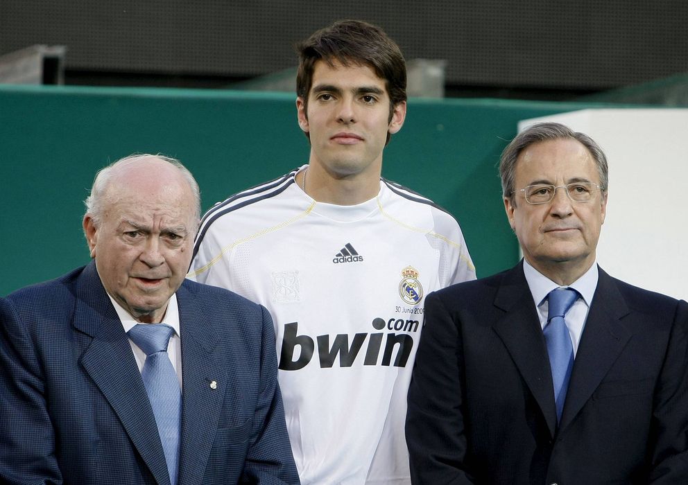 Foto: Di Stéfano junto a Kaká y Florentino Pérez en la presentación del jugador brasileño. 