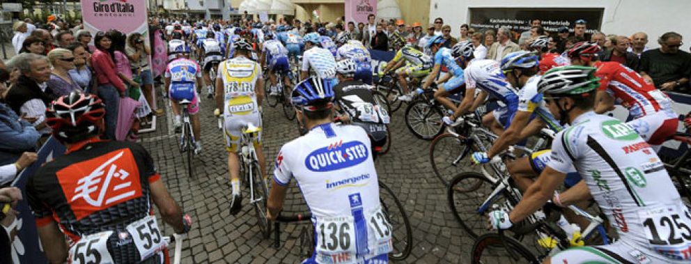 Foto: Scarponi gana la etapa, Armstrong no levanta cabeza y Di Luca, líder