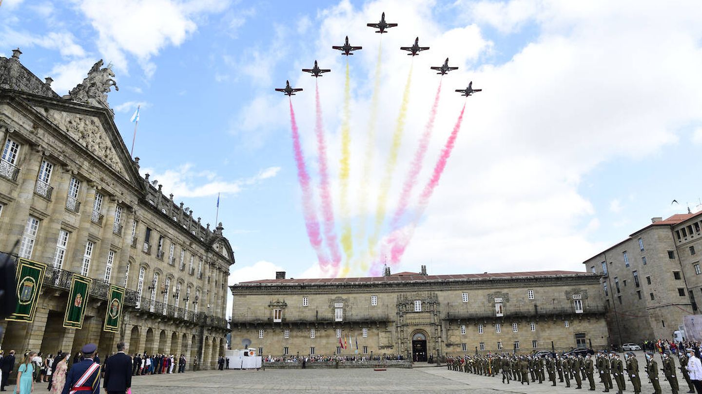 La Patrulla Águila sobrevolando el cielo de Santiago de Compostela. (Limited Pictures)