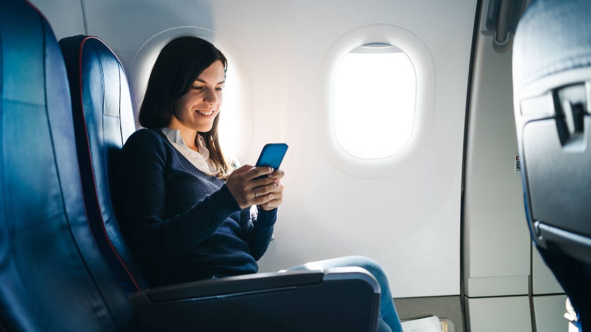 El truco oculto de Google para viajar en avión con el asiento más espacioso para las piernas