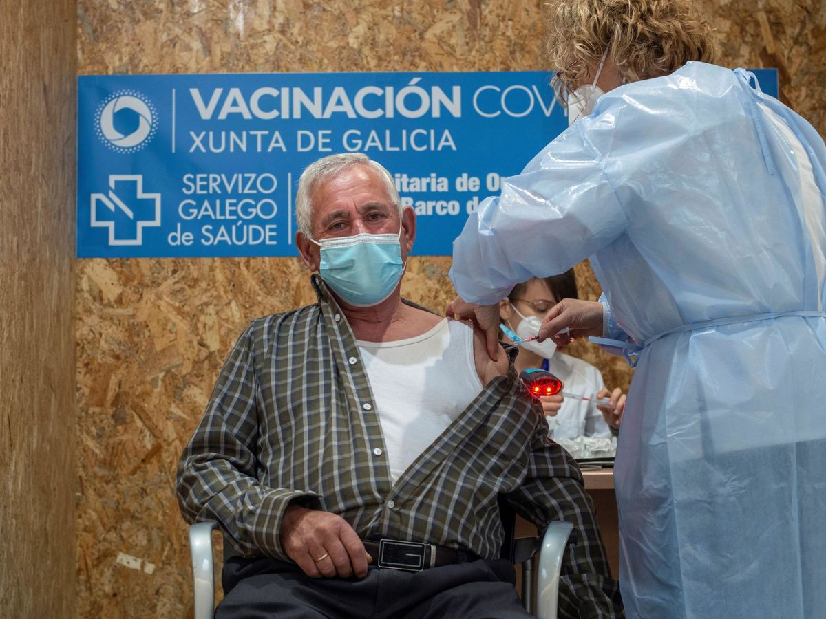 Foto: Un hombre recibe la vacuna contra el covid-19 en Expourense. (EFE)