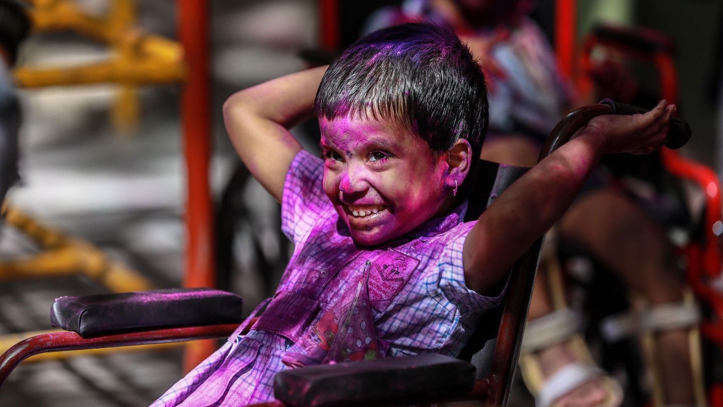 BOMBAY (INDIA)- Una niña embadurnada con polvos de colores celebra la fiesta de Holi en un colegio especial para alumnos con discapacidad.