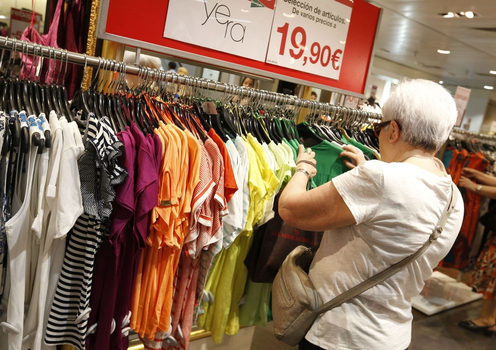 Foto: Una mujer mira hoy las ofertas de ropa (Efe)