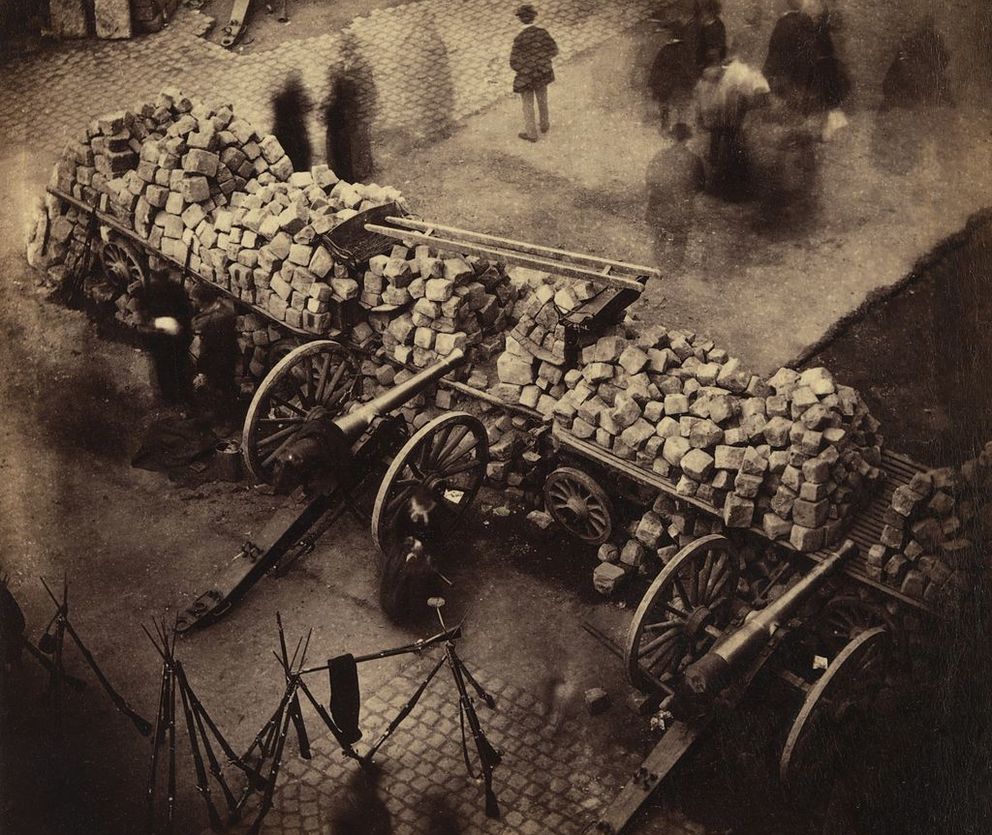 Barricade en París, 1871, por Pierre-Ambrose Richebourg (CC)