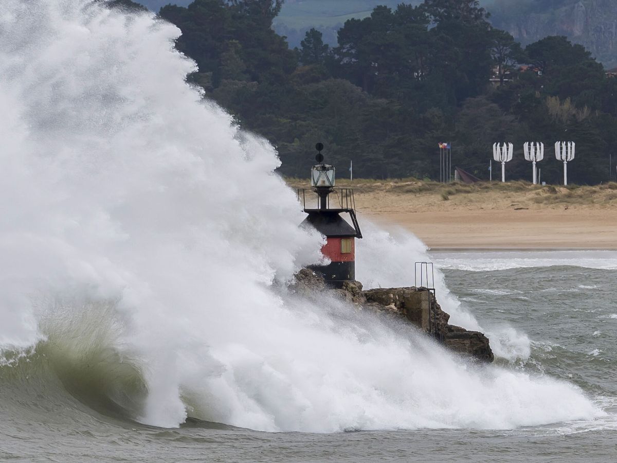 Foto: Una ola rompe en la bahía de Santander. (EFE/Pedro Puente Hoyos)