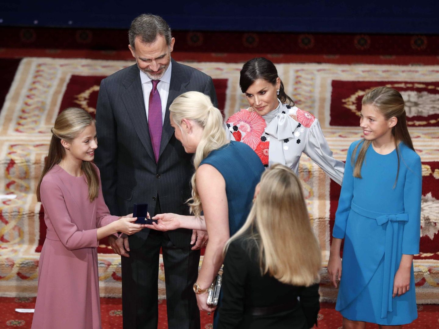 Los reyes Felipe VI y Letizia, la princesa Leonor y la infanta Sofía saludan a Lindsey Vonn, Premio Princesa de Asturias de los Deportes 2019. (EFE)