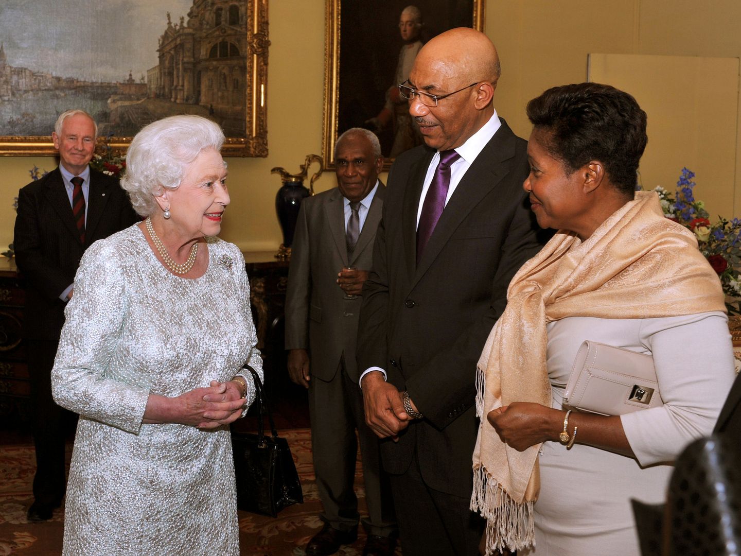 La reina Isabel, con el gobernador de Jamaica en una imagen de archivo. (Reuters)