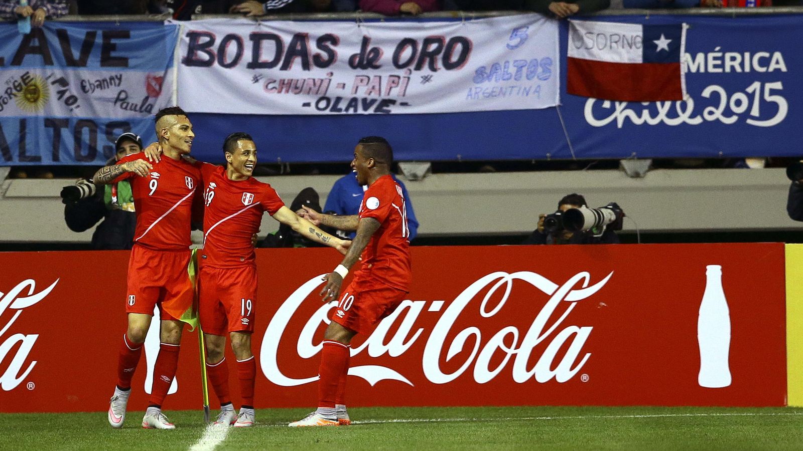 Foto: Los jugadores de Perú celebran uno de los goles conseguidos ante Bolivia.